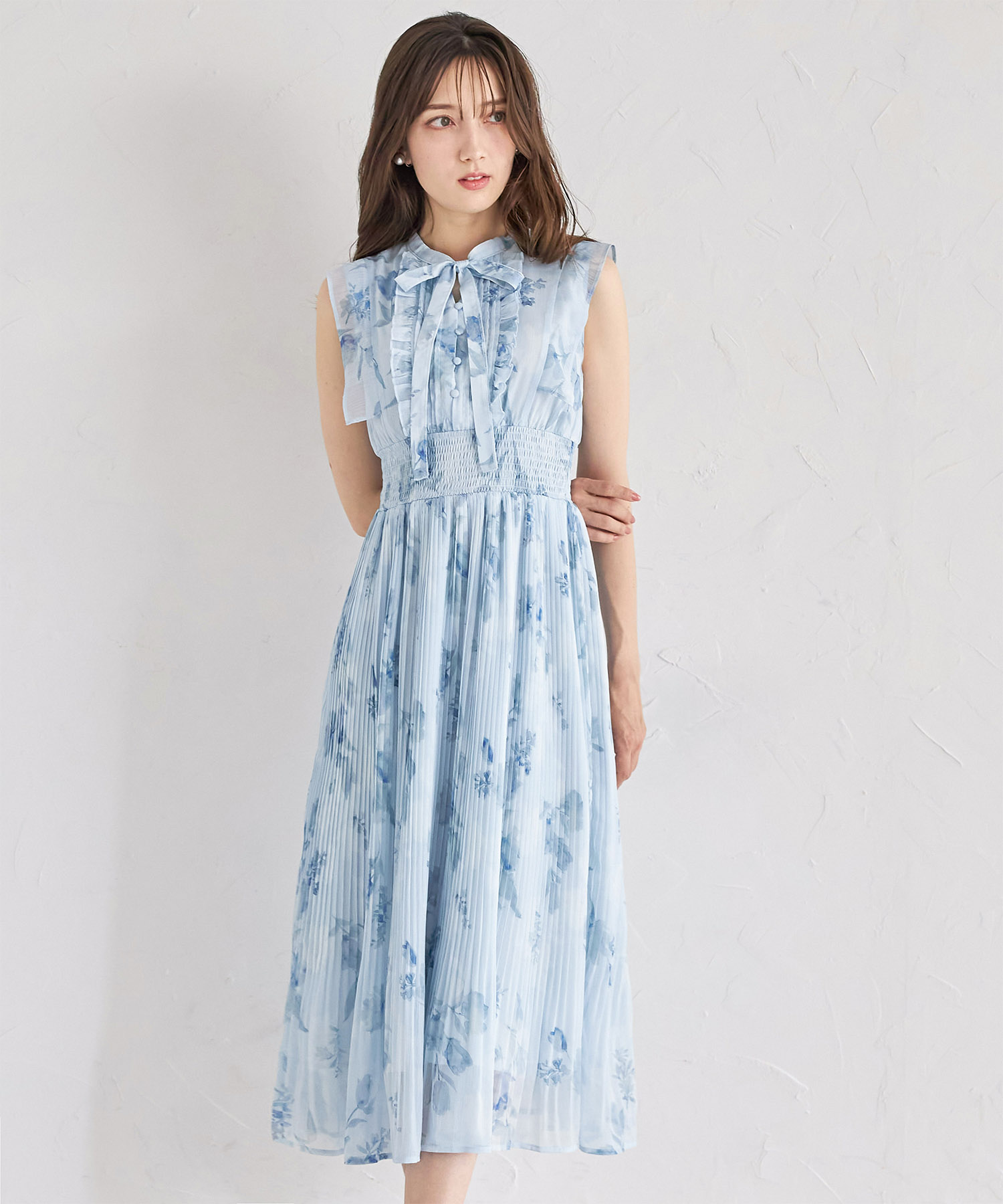 リボン付きウエストシャーリングフラワープリントプリーツワンピース