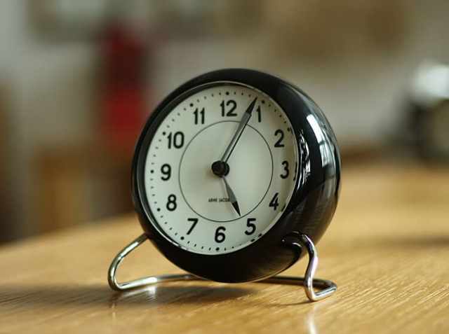 アルネ・ヤコブセン STATION（ステーション） テーブルクロック｜北欧