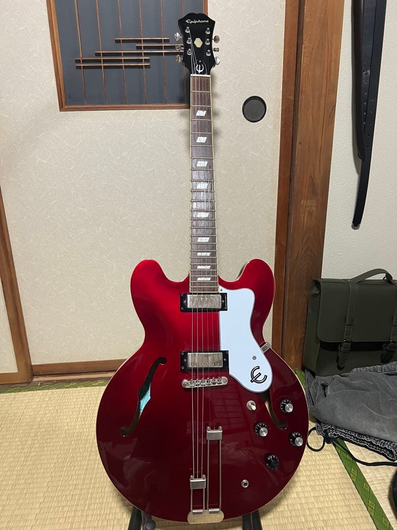 ギター Epiphone Riviera Sparkling Burgundy 2021 Epiphone Riviera Semi-hollowbody - Sparkling Burgundy | Sweetwater