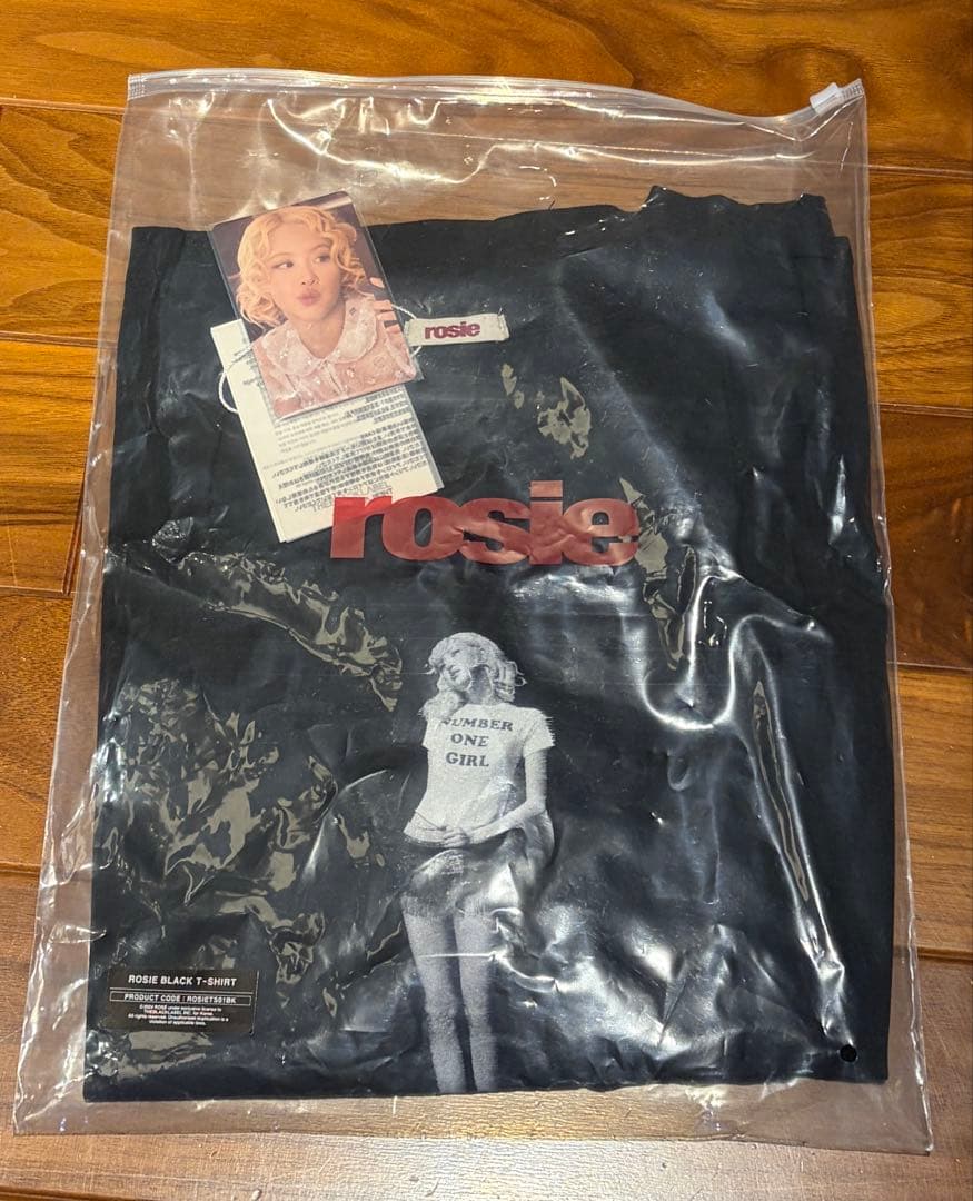 BLACKPINK ROSIE ロゼ BLACK T-SHIRT トレカ付き BLACK PINK / ブラックピンク ROSE ロゼ Tシャツ : オーエム - 通販