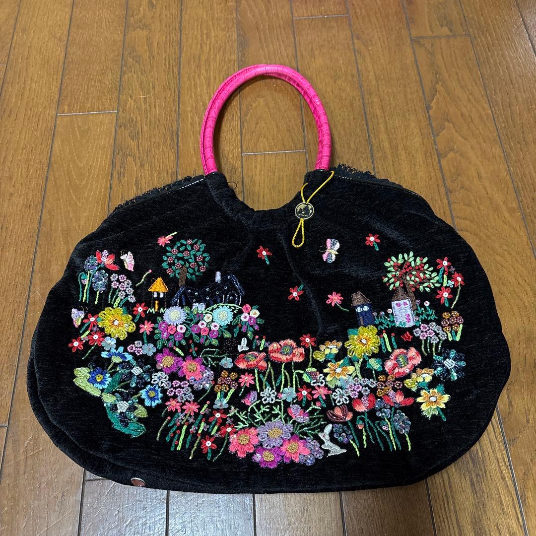 シンクビー　Think Bee! 刺繍入り黒ハンドバッグ