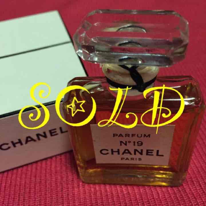 CHANEL N°19  PARFUM      廃盤、限定品